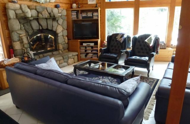 Incredible Mountain Log Home on Methow River