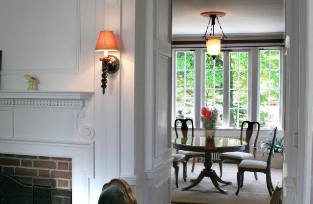 Incredible Townhouse 2 blocks to Harbor, SubZero kitchen, Architectural Detail