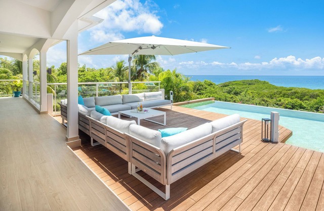 Incredible villa with sea view, beach 2mins away, infinity pool, 10 people