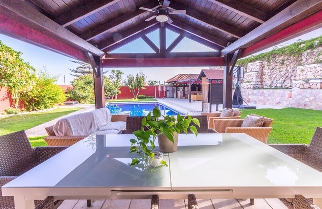 Independent villa with pool near the beach