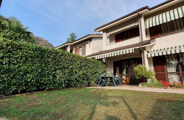 Independent apartment in terraced villa with garden.