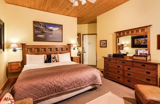 Independence Square Unit 309, Downtown Hotel Room with A/C in Aspen, Wet Bar & More