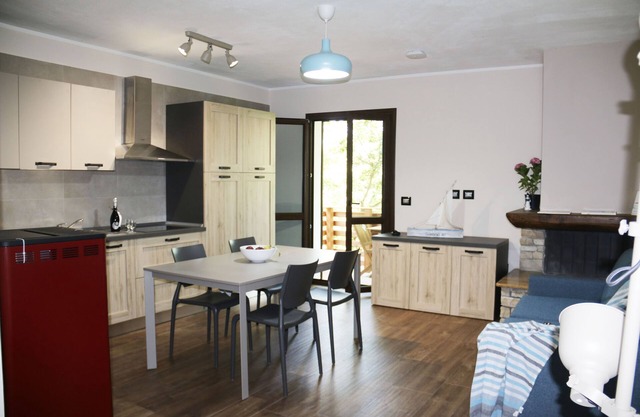 Independent chestnut apartment in holiday home with garden and barbeque