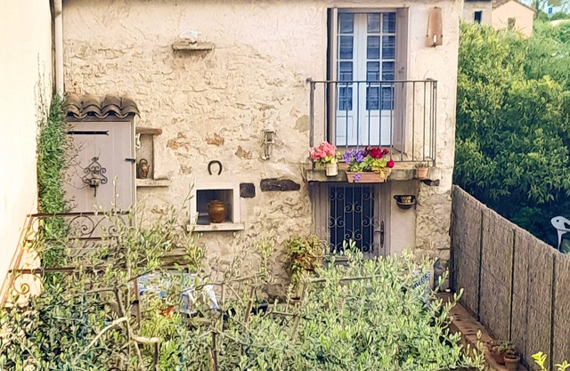 Independent guest house for a romantic getaway
