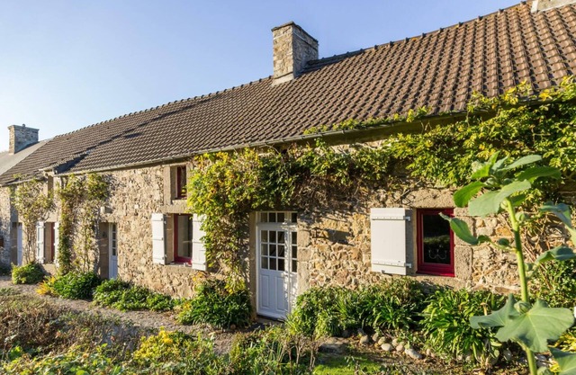 Independent house near the beach with garden, baby equipment, and Wi-Fi included