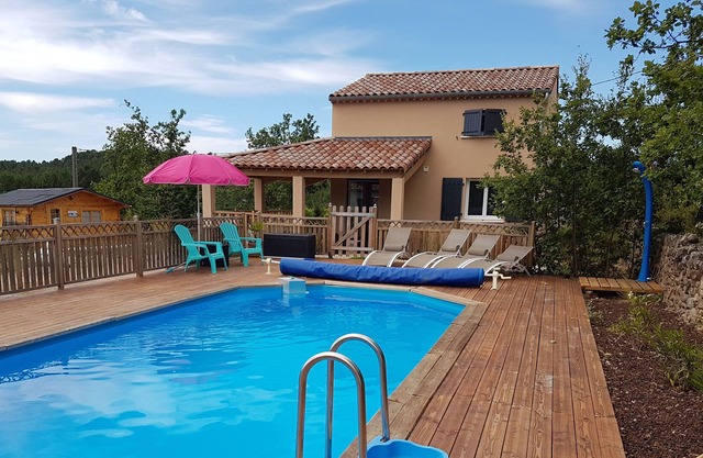 INDEPENDENT HOUSE WITH SWIMMING POOL