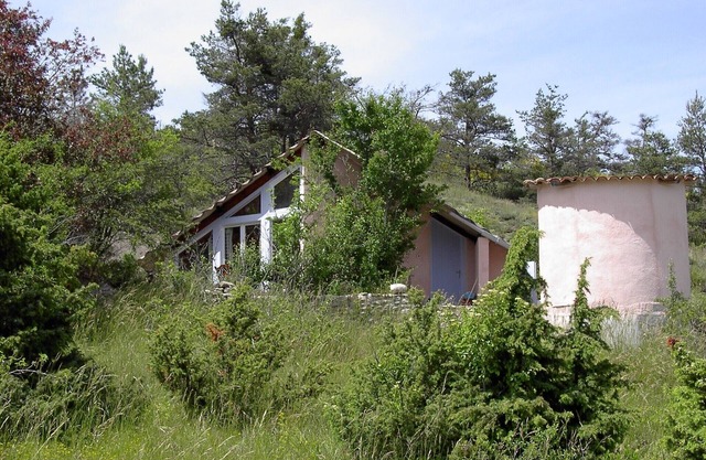 Independent unusual cottage, quiet, countryside in kind, 2 people.