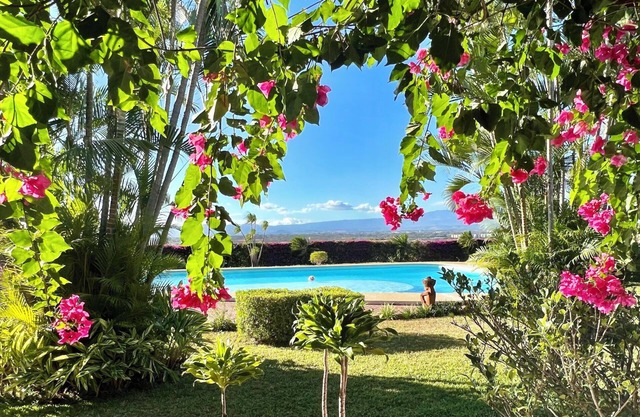 Independent villa 8BR 7 1/2 BTH Pool Fast WIFI sleeps 18 people