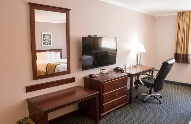 Indio is Incredible - Day Inn By Wyndham - 2 Queen Bed room for Coachella