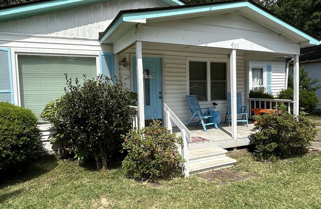 Indoor and outdoor space for a 30 day or more stay in Historic Summerville