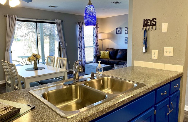 Indoor/Outdoor pools~<10 miles Silver Dollar City, & <5 miles to Table Rock lake