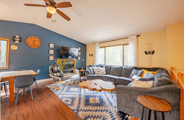 Indoor Pool, Firepit, BBQ, Gym, King Bed, Sauna, Lake Nearby, A/C, Amenities