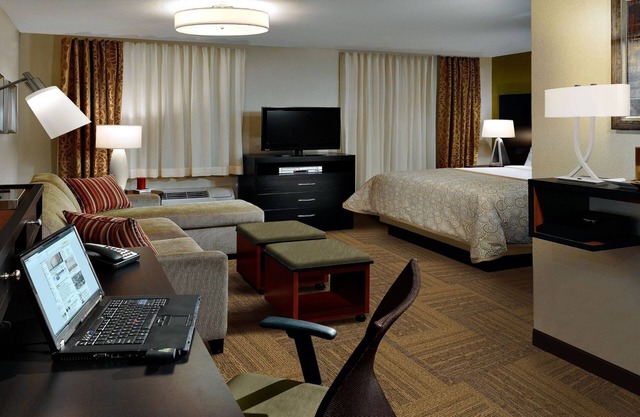 Indoor Pool, Hot Tub, Free Wi-Fi, Free Breakfast | Near Ford World HQ