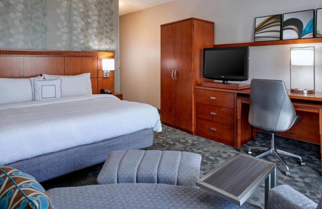 Indulge in Home Like Comfort! Onsite Pool, Pets Are Allowed with Fee