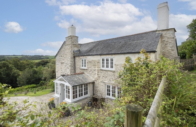 Indulge in ultimate luxury with a family escape to this quintessentially Cornish cottage. Oozing wit