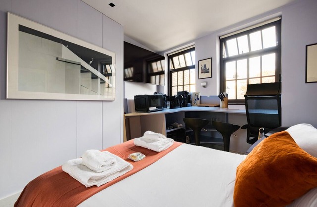 Industrial Victorian Studio with breakfast bar and kitchenette - Kennington