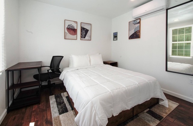 Intimate 1-BR Guesthouse+backyard by Downtown Dallas and Design District