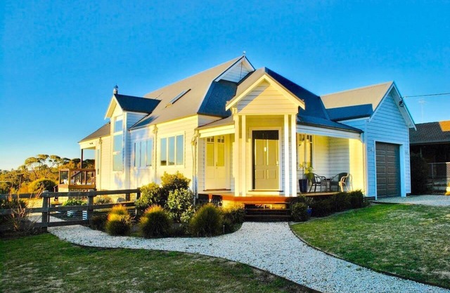 Into the Blue - Luxury 'Into the Blue' Weatherboard Home at Wentworth Falls