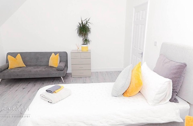 Inviting 3-Bed Apartment in Bromley