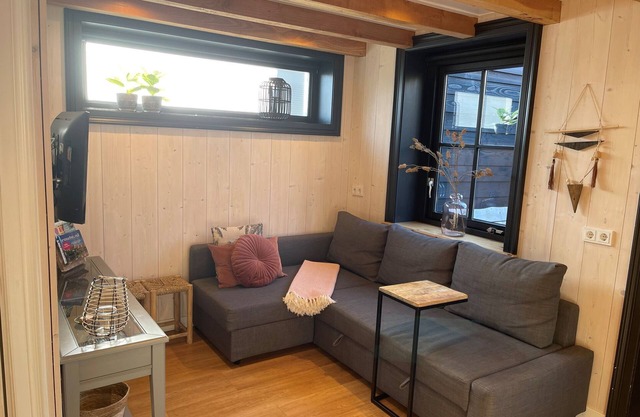 Inviting chalet in Monnickendam with garden