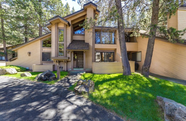 Inviting condo with private sauna & wonderful shared amenities