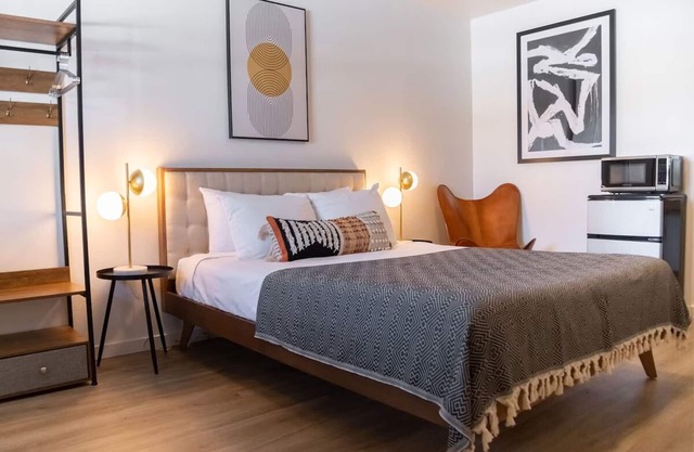 Inviting Cozy Log Cabin in the Mountains: Perfect for Hot Springs Fun