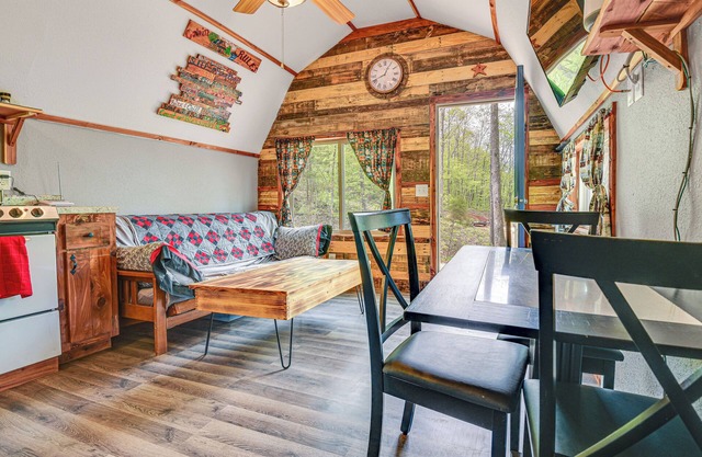 Inviting Des Arc Cabin w/Fire Pit + Deck!