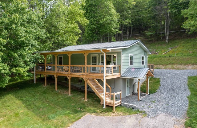 Inviting Mtn Retreat! Fire Pit+Grill~WiFi~Near AVL~ 3 Mins to Hatley Pointe!