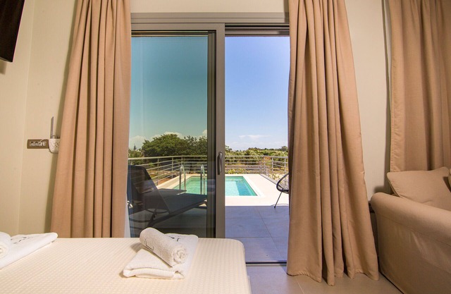 IO Luxury Pool & Hot Tub Suites