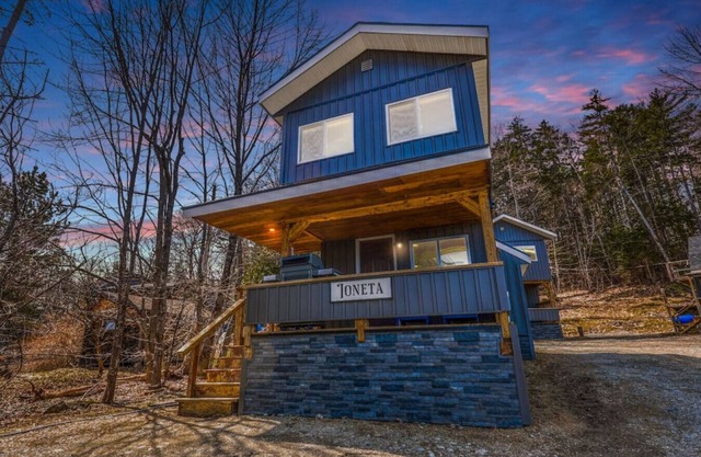 Ioneta - Cabin 2 · Lawrence's Lakeside Cabins | 'Ioneta' Waterfront Retreat + Private Sauna
