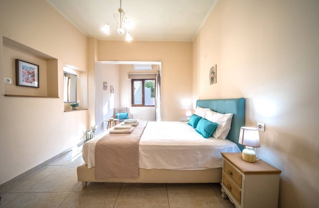 Iro Boutique Home 2: just steps from the SANDY BEACH & CHANIA old town