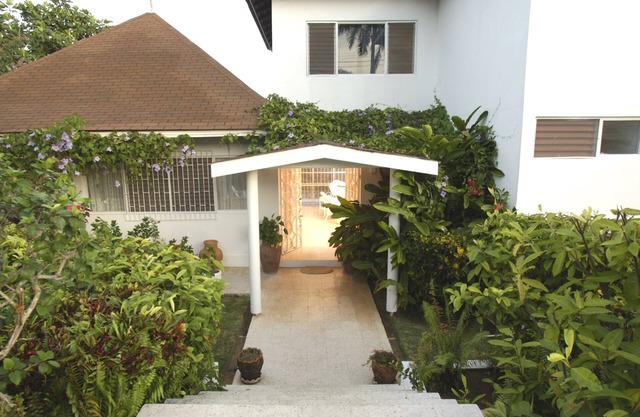 Ironshore Estates Villa - Private Home sleeps 6 with pool