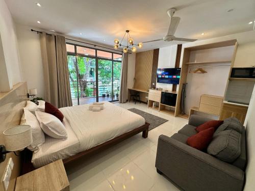 Island Getaway Villa - 5BR with Patio