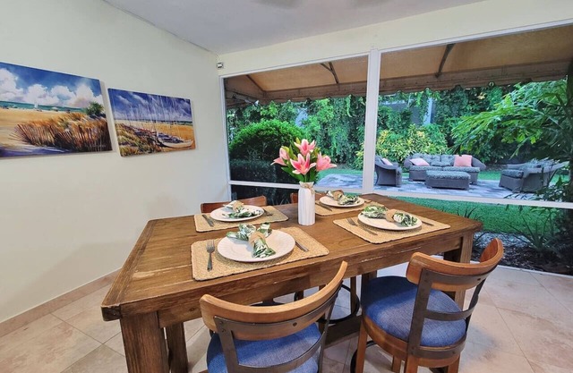 Island life 2 br 2-ba walk 2 beach, Snorkel & Surf