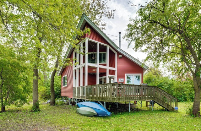 Island Retreat on Pistakee Lake: Deck & Gas Grill!