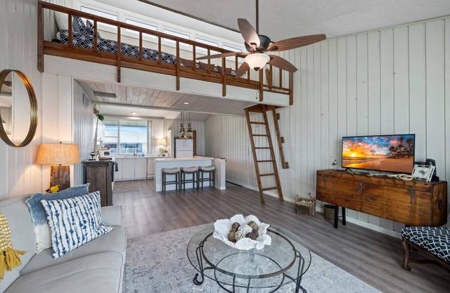 Island View: Waterfront condo