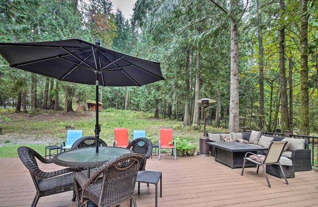 Issaquah Getaway Backyard Oasis with Hot Tub!