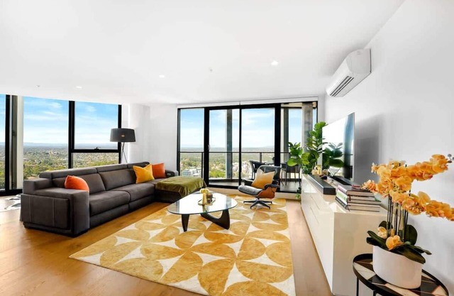 Ivanhoe Penthouse - Masterpiece w/parking + views