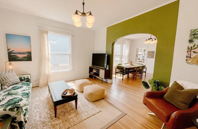 Ivy Jungalow | Bright, Clean, & near Downtown