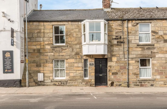 JACKSON COTTAGE, family friendly in Alnmouth
