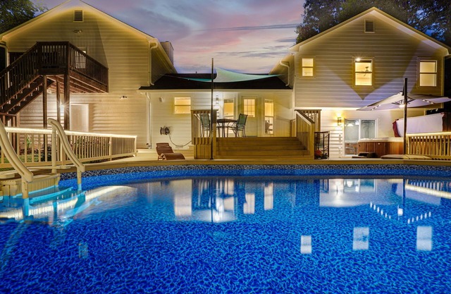 Jacuzzi Hot Tub - Private Pool - Lawrenceville