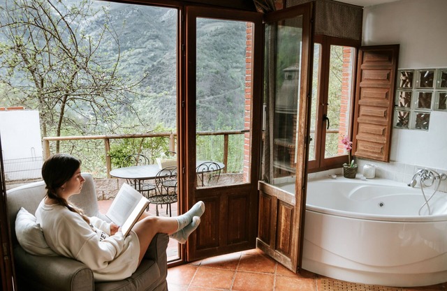 Jacuzzi in bedroom with mountain views, barbecue and fireplace