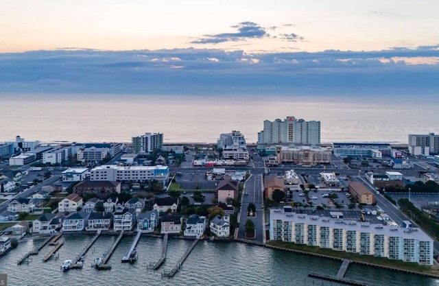 Jamacia Bay Beaut! GREAT Mid-town location.