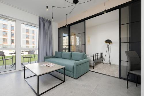 Jasny Apartament z Ogrodem i Parkingiem na Przedmieściach Warszawy by Noclegi Renters