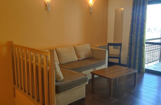 Jausiers: Cozy 2BR apt, indoor pool, terrace, garage - near ski, hiking & more!