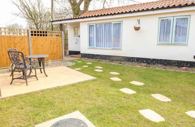 JIMMY’S PLACE, romantic, with a garden in Pulham Market