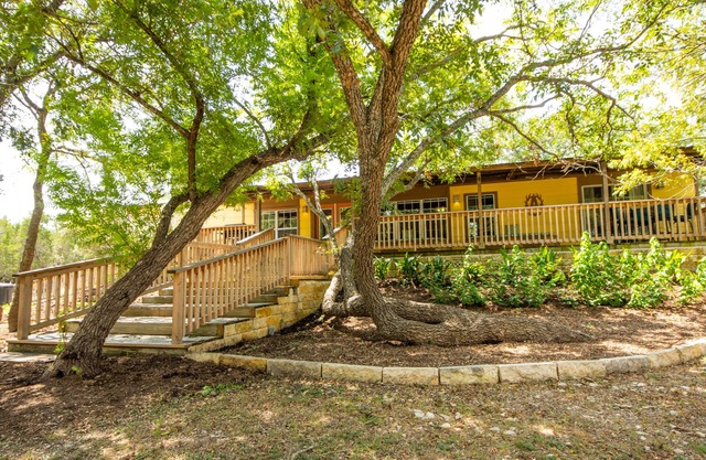 JOHNSON CREEK - YOUR HILL COUNTRY GETAWAY! Fishing/kayacking/hot tub/fire pit.