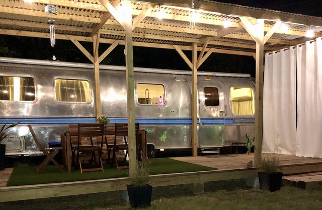 Jolene's Airstream: enjoy lake views while sitting on the front porch