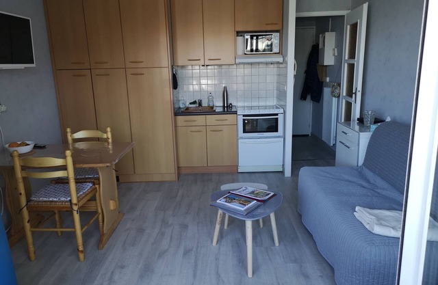 Joli Appartement Avec Chambre Séparée et Grande Loggia à 200m de la Plage