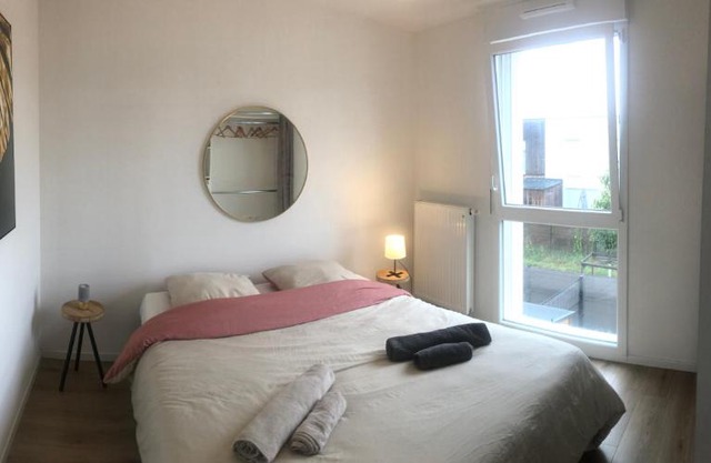 Jolie chambre avec salle de bain partagée dans maison avec jardin